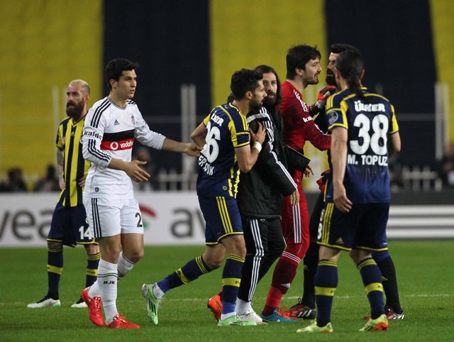 Fenerbahçe'nin Emenike ile yaşadığı sorun nedeniyle oyunun duraksadığı sırada sarı-lacivertli futbolcular ile Beşiktaş teknik heyeti arasında tartışmalar yaşandı.