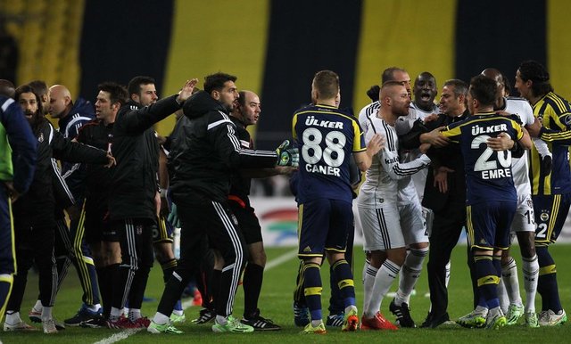 Maçın devre arasında Emre, Beşiktaş'ın tercümanı Halil Yazıcıoğlu'nun yanına giderek, "Bilic ile konuşmak istiyorum" dedi...