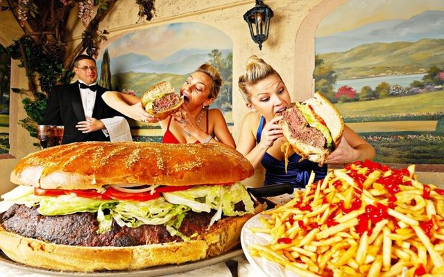 Her yıl milyarlarca ton gıda tüketen insanlar tükettiği bu ürünler için bir de özel günler belirlemiş.  Dünya Makarna Günü, Uluslararası Kahve Günü ya da Dünya Rakı Günü gibi...