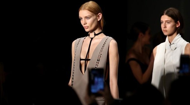 Mercedes Benz sponsorluğunda düzenlenen İstanbul Moda Haftası renkli defilelere, başarılı tasarımlara sahne oldu.