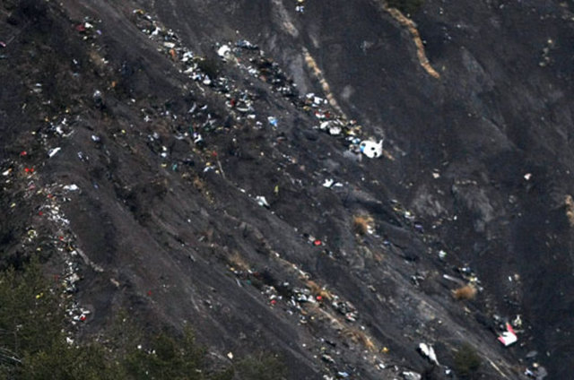 150 kişi taşıyan Germanwings Havayolları'na ait  4U 9525 sefer sayılı yolcu uçağı, Fransa'nın  güneyinde, Alp Dağları civarındaki Barcelonnette kasabası yakınlarına düştü