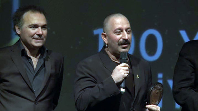 Gecede renkli görüntüler oluşturan ünlü komedyen Cem Yılmaz, "Bu 100 yıl içinde küçücük bir zaman diliminde bu kadar hayran olduğum insanla anı paylaşma fırsatı verdiğiniz için çok teşekkür ederim" dedi. -