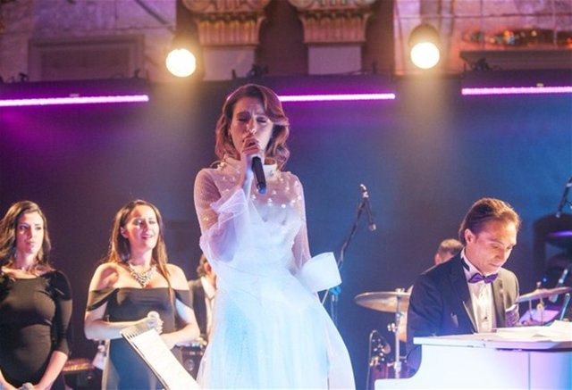 Geceye Hakan Yıldırım imzalı beyaz bir elbiseyle katılan Serenay Sarıkaya, sahnede 'Firuze' şarkısını seslendirdi. -