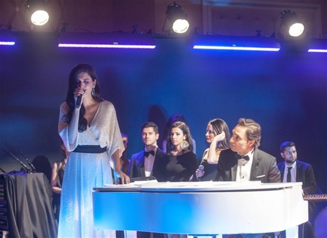 Bergüzar Korel Enbe Orkestrası eşliğinde Fırat türküsünü söyledi.