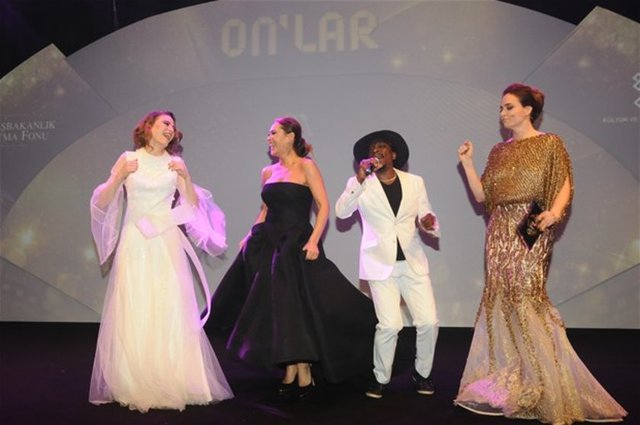 Türk sinemasının 100.yılında 'en iyi on'lar ödüllendirildi. Son yılların en görkemli gecesinde, ünlü yıldızlar şarkılar söyledi, piste çıkıp döktürdü. -