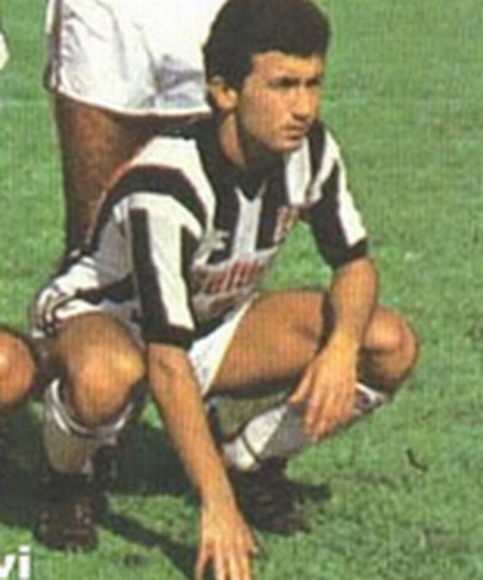 6 - Fikret Demirer - Yüksek top tekniği, oyun görüşü ve isabetli paslarıyla onu unutmak mümkün değil. Beşiktaş'ın tarihinde adıyla sanıyla yer alan gerçek efsanelerden biri. Takımın yönetmeni. -  