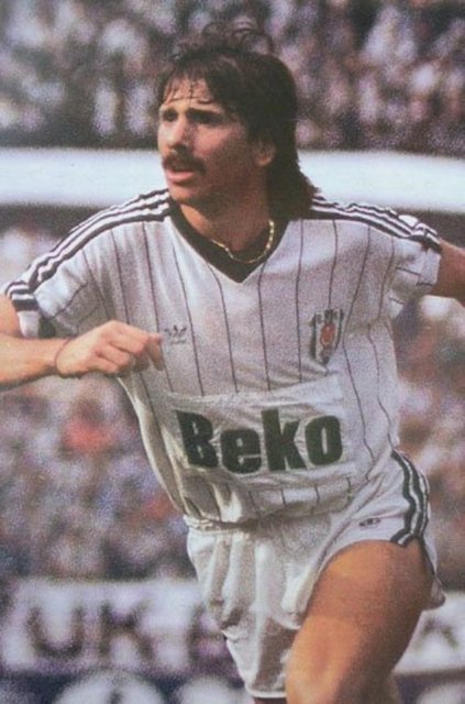 9 - Metin Tekin - Beşiktaş'ın "Sarı Fırtına"sı. Kadroda o varsa, tereddütsüz hücumun sağını ona emanet edersiniz. Beşiktaş'ın Metin-Ali-Feyyaz efsanesinin Metin'i gelmiş geçmiş en iyi oyuncularımızdan biri.