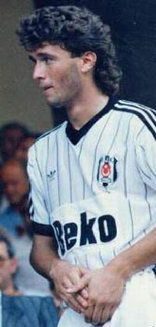 4- Gökhan Keskin - Beşiktaş'ın altın yıllarının değişmez ismi. Tandemin kilit adamı. Ayağa oynayabilmesi, sakinliği, savunmayı organize edebilme yeteneği ve elbette beyefendi kişiliğiyle tam Beşiktaş'a yakışan efsane isim. Onsuz bir savunma düşünemiyorum.