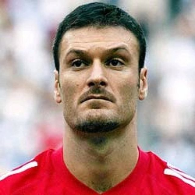 3 - Alpay Özalan - Son yıllarda Beşiktaş, bünyesinden yetişen en iyi defans oyuncusu.Tatlı sert futbolu, fiziği, hava toplarındaki etkinliği, yere sağlam basmasıyla defansın sigortası. 