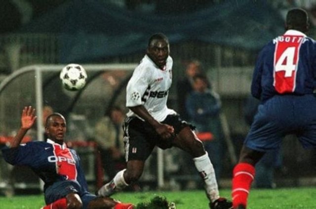 10 - Daniel Amokachi - Beşiktaş tarihine yüzlerce yabancı oyuncu geldi. Ama "Kara Boğa"yı unutmak kolay değil. Sağ kenara Metin Tekin'in adını yazmamak olmaz. O yüzden sol tarafa siyahi efsanemiz Amokachi'yi monte ediyorum.