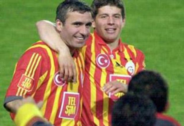 Gheorge Hagi: (10 NUMARA) İlk göz ağrımız. Türkiye'de gördüğüm en yetenekli oyuncu. Ondan çok şey öğrendim. Balkanlar'ın yetiştirdiği en büyük oyuncu bence oydu.