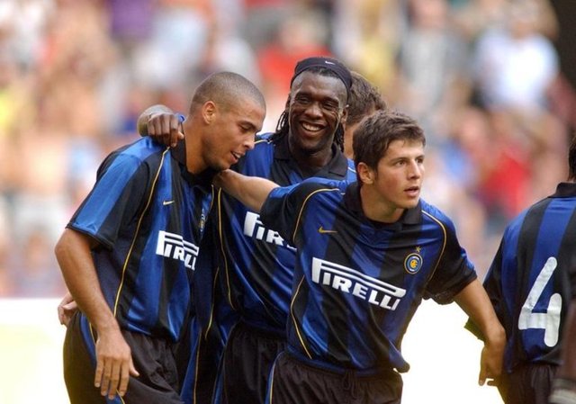 Luis Nazario Ronaldo: (SOL FORVET) Eksiksiz tam bir fenomen. 