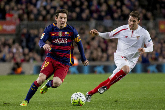 11. MESSI: Arjantin'in Maradona'dan sonra dünya futboluna ikinci armağanı. Hızı ve zekasını bu kadar etkin kullanan başka futbolcu izlemedim. Messi, yeşil sahada ne isterse yapabilir. Zaten yapıyor da. Onu izlemek sahiden büyük keyif. -  