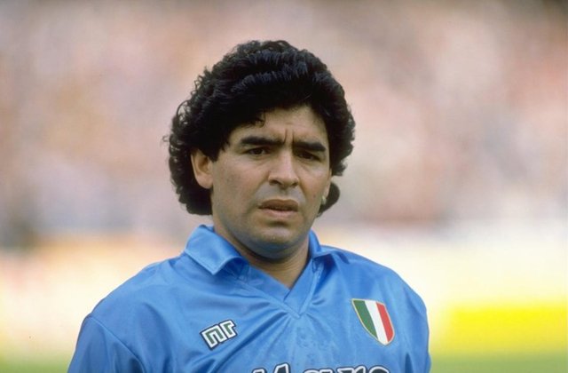 10. MARADONA: Ondan sonra gelen herkesin adı Maradona'yla kıyaslandı ve bu tarih boyunca böyle olacak. Çünkü Maradona, bir futbol sanatçısıydı. Onun yeteneklerini anlatmaya gerek yok. Zaten hala pek çok insan Maradona'nın en iyi futbolcu olduğuna inanıyor.