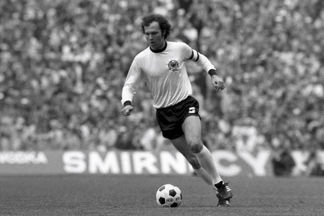 5. BECKENBAUER: Dünya futbol tarihinin en iyi oyuncularından biri. Libero, stoper, orta saha her yerde oynayabilir, takıma her şekilde faydalı olabilirdi. Ayağı düzgün, futbolu aklıyla oynayan çok ekstra bir oyuncuydu.