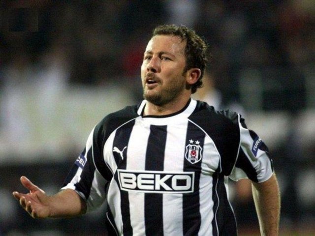 7 - Sergen Yalçın - Beşiktaş öz kaynak düzeninin futbolumuza armağanı süper solak Sergen. Takımın maestrosu, beyni, ruhu. O, futbol topuyla istediği an, istediği her şeyi yapabiliyordu. Zaten Sergen'i uzun uzun anlatmaya gerek yok. -  