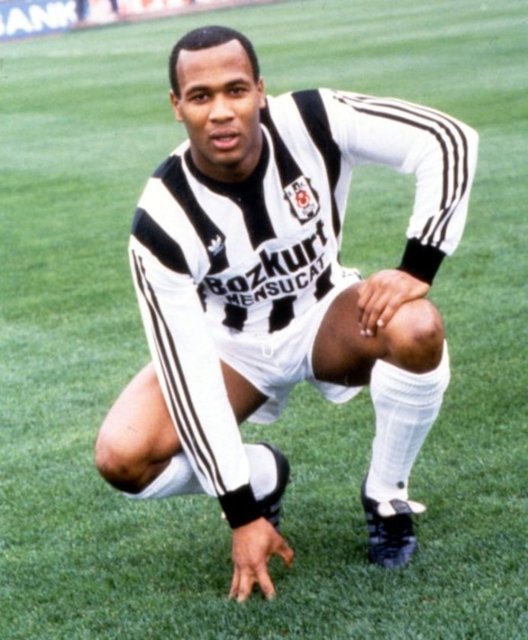 11 - Les Ferdinand - Gordon Milne zamanının en unutulmaz ismi. Sadece 1 sene kalmış olmasına rağmen hala attığı goller hatırımızda. Beşiktaş tarihinin en kıymetli golcülerinden biri. Forvetinizde o varsa, her şartta, her rakibe gol atabilirsiniz. Beşiktaşlılar onu hiç unutmadı. Onun da bizi asla unutamayacağından eminim.