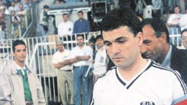 2 - Rıza Çalımbay - "Atom Karınca" her ne kadar sağ bek orjinli olmasa da benim en iyi Beşiktaş kadromda kendisine çok rahat yer bulur. Sağ kanadınızda Rıza Kaptan varsa, orada sorun yoktur, aklınızın orada kalmasına gerek yoktur.