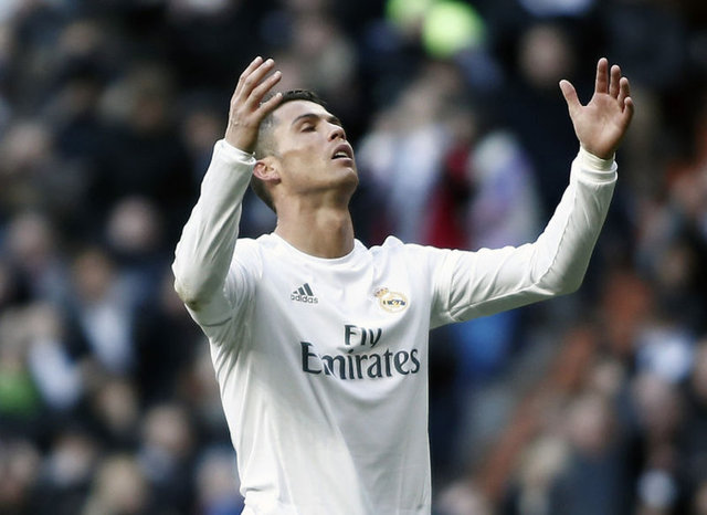 7. CRISTIANO RONALDO: Çalışmanın, azmin, dayanıklılığın sembolü. Yeteneklerini o kadar ustaca işliyor ve kullanıyor ki dünyanın en üst düzey futbol turnuvalarında harikalar yaratıyor. Rüzgar gibi hızı, seri çalımları ve müthiş falsolu şutlarıyla durdurulması imkansız.