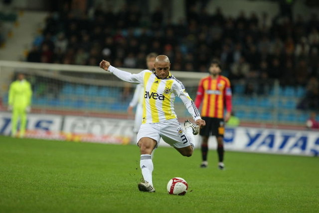 3. ROBERTO CARLOS: Dünyanın gelmiş geçmiş en iyi sol beki. Hızı, topla hareketliliği, inanılmaz sert vuruşlarıyla komple bir kanat oyuncusu. Üstelik hücumdaki bu özelliklerine rağmen, mükemmel de bir savunmacı. Ondan daha iyisi gelmedi.