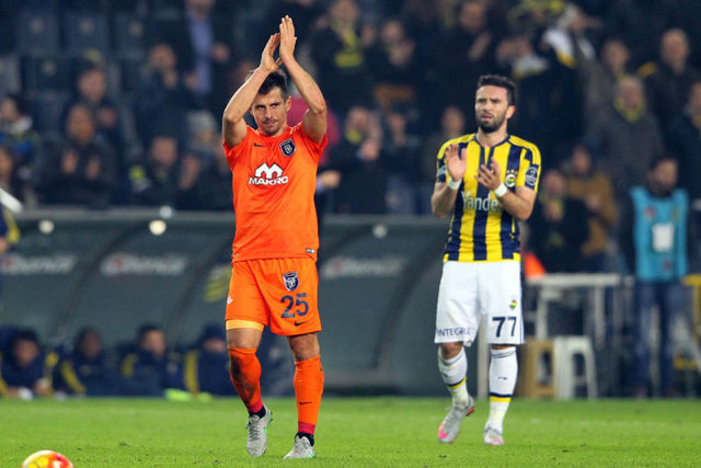 Milli futbolcu Emre Belözoğlu, beraber oynadığı en iyi 11'i Fitbol Dergisi'nin Ocak sayısına açıkladı. Emre, tartışma yaratıcı tercihler yaptı.