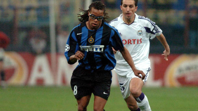 Edgar Davids: (ÖN LİBERO) Dünyada insanların şu anda en çok diline doladığı "iki yönlü oynayabilme" akımını başlatan oyuncuydu. Oyunun her iki yönünü de mükemmel oynayabiliyordu.