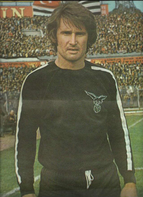 1- Sabri Dino - Beşiktaş tarihinin en iyi kalecilerinden biriydi. Sadece Beşiktaş formasıyla değil, milli formayla da çok başarılı maçlar çıkarmıştı. Sabri Dino, 1973'te Napoli'de İtalya karşısında 0-0 beraberlikle dönmemizin mimarıydı. Onu unutabilmek mümkün değil.