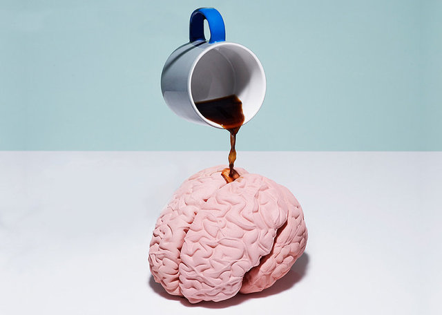 5-Kafein, adenozin gibi beynin regülatörünü bloke ediyor - Gün boyunca, beyniniz doğal adenozin seviyesini kendisi oluşturur.