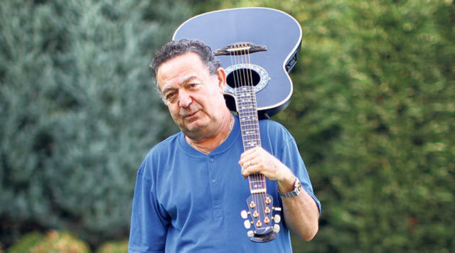 Usta sanatçı Kayahan, 1949'da İzmir'de dünyaya geldi.