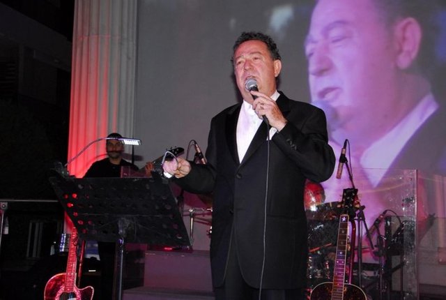 24 yıl sonra boşandı. Birinci evliliğinden Beste adında  bir kızı vardı.