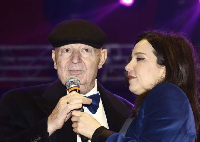 Bu kez usta sanatçı Kayahan için dostları mikrofonun başına geçtiler.