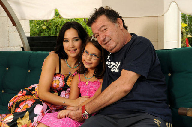 1999 yılında İpek Tüter ile evlendi. Ağustos 2000'de kızı Aslı Gönül dünyaya geldi.