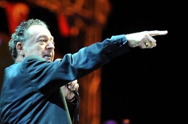 Kayahan ilk evliliğini Nur Hanım'la yaptı.