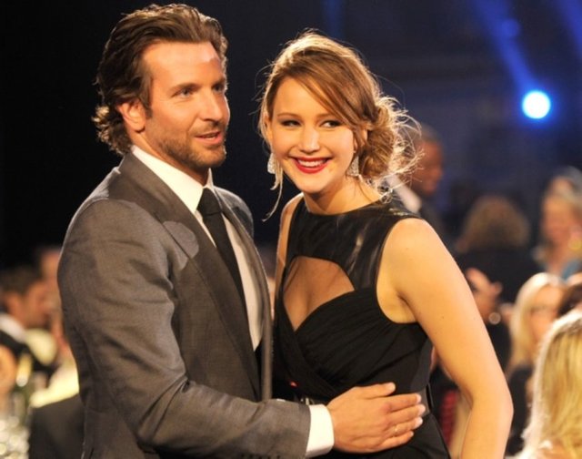 Bugüne kadar üç filmde birlikte oynayan Jennifer Lawrence ve Bradley Cooper'ın hayranları onları gerçek hayatta da birbirlerine çok yakıştırıyor. Ancak iki oyuncu da ısrarla aralarında "romantik" bir ilişki olmadığını söylüyor.