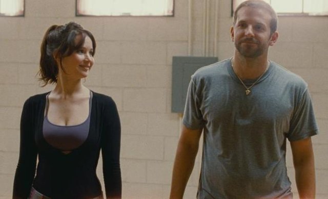 Jennifer Lawrence ve Bradley Cooper, Silver Lining Playbook'ta birlikte oynadılar. Kimyaları o kadar tuttu ki herkes onların gerçek hayatta da birlikte olduğunu sandı.