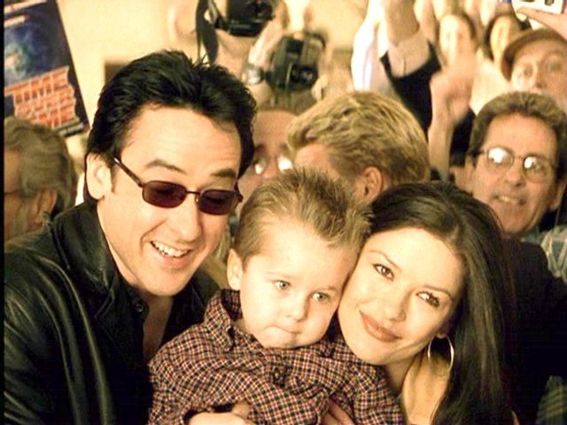 John Cusack ve Catherine Zeta-Jones'un birlikte oynadığı filmlerden biri America's Sweethearts (Gözde Çift).