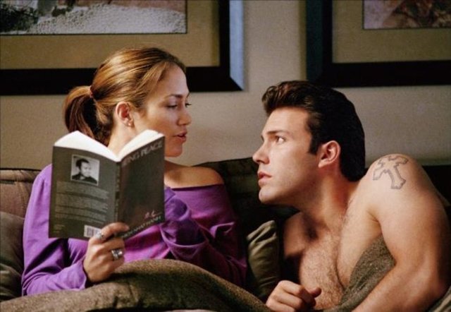 Sonra da sinema tarihinin en kötü filmlerinden biri olarak hatırlanan "Gigli" için birlikte kamera karşısına geçti. Çift o dönemde nişanlıydı.