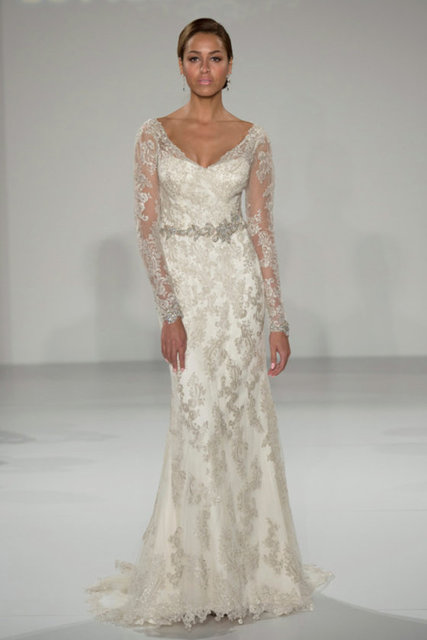 Diğer bir trend olan "yüksek yakalar" romantik gelinler için ideal bir alternatif oluşturacak. -  - Dantel ve romantizm 2015 yılı gelin adaylarının tercihlerinde etkili olacak iki önemli ayrıntı.