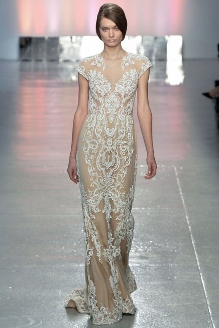 Daha sade, prenses formundan uzak, daha cool gelinler ve gelinlikler göreceğiz. 2015 gelinlik trendlerinde en ön plana çıkan detay "V yakalar" olacak.