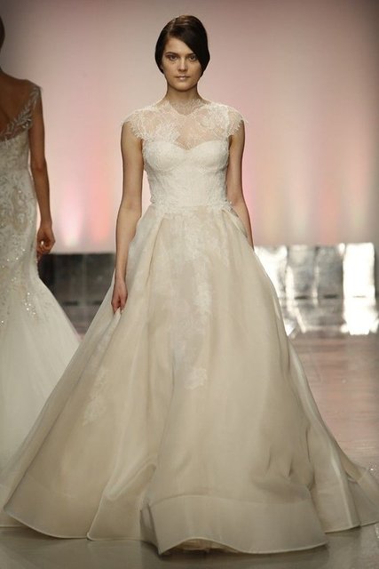 Bunun yanı sıra yeni yaka oyuntuları, silüetler ve bezemeler olacak. Inbal Dror ve Naeem Khan Basso'nun V yakalı gelinlikleri, bu yılın gelinlerini bir parça daha seksi yapacak.