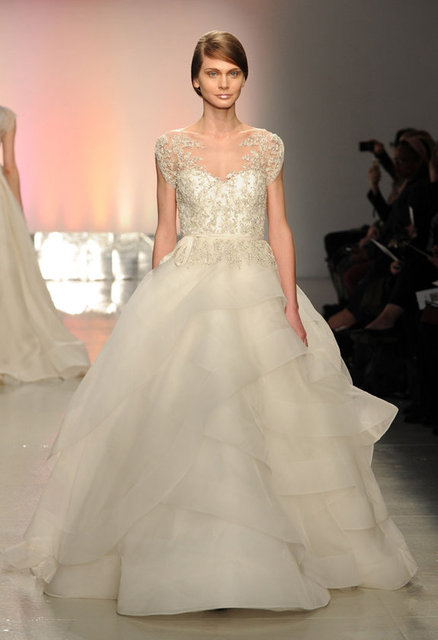 Gelinlik seçmek, gerçekten dünyanın en zor işlerinden biri. O kadar çok seçeneğe sahipsiniz ki; bazen insanın iki üç tane birden alıp, hepsini aynı gün giyesi geliyor.