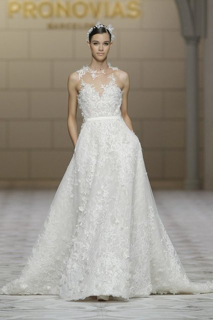 Kolsuz ve lazer kesimli modelleri ile dikkat çeken Claire Pettibone ve Delphine Manivet tasarımları da alternatifleriniz arasında olmalı.