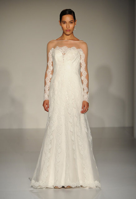 Geçen senenin kol ve omuz detaylı gelinlikleri, 2015 gelinlik trendlerine ışık tutuyor. Omuzlarda yoğunlaşan bezeme ve dantel detaylar bu sene de varlığını koruyacak.