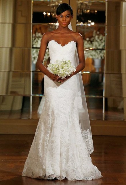 Houghton ve Anne Bowen gibi tasarımcıların gelinliklerinde gördüğümüz yüksek etek boyu 2015 gelinlik trendlerinden bir diğeri olacak. Romona Keveza ve Oleg Cassini modellerinde de yine uzun etek boyları göze çarpıyor.