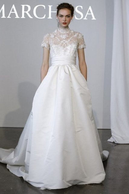 Mavi gelinlikler, geleneksel olmasalar da, sofistike bir görüntü verecekler ve bu sezonun trendleri arasında yer alacaklar. Liancarlo ve Johanna Johnson tasarımlarında mavi ve saçak detayını bir arada göreceğiz.