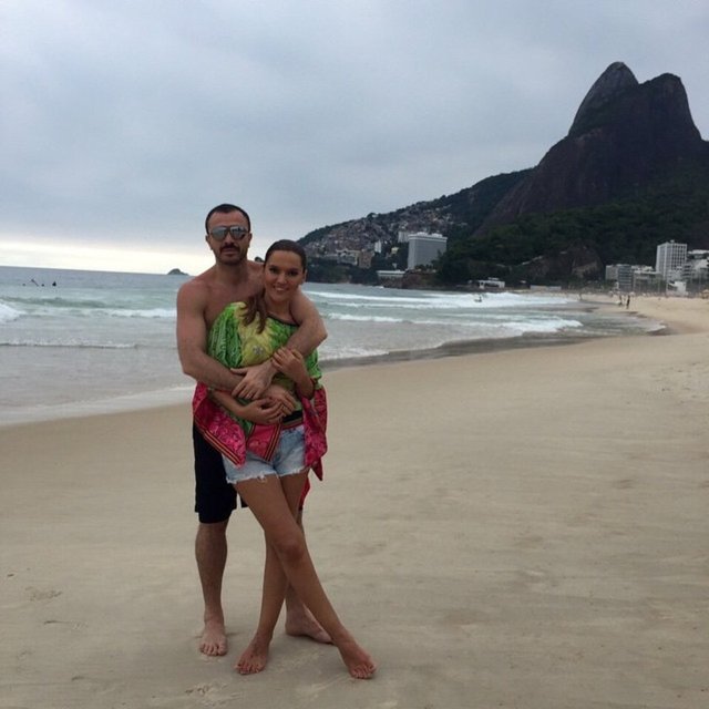 DEMET AKALIN  - Demet Akalın Rio sahillerinden eşi Okan Kurt'la bu fotoğrafını paylaştı.