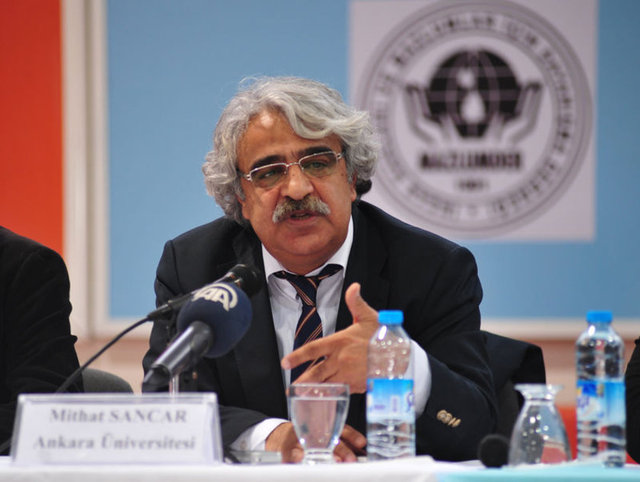 Mithat Sancar: Ankara Üniversitesi Hukuk Fakültesi Öğretim Üyesi Prof. Dr. Mithat Sancar, akil insanlar heyetinde de görev yapmıştı.