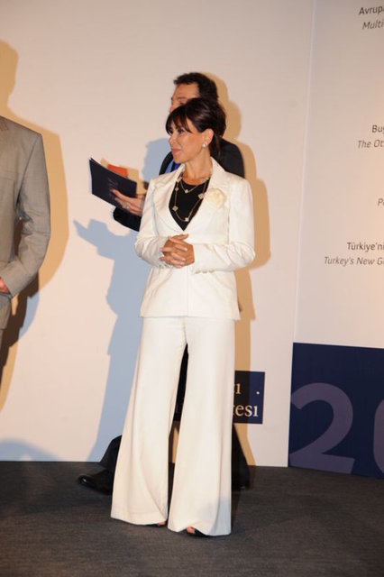 SUZAN SABANCI DİNÇER