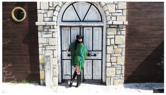 Bu arada photoshoplu fotoğrafları yüzünden sık sık tiye alınan şarkıcı, bu kez abartıp uzanıp kumsalın yanına poz verdiği fotoğrafta photoshop'la Karadeniz ormanlarını aratmayacak bir orman yerleştirdi.