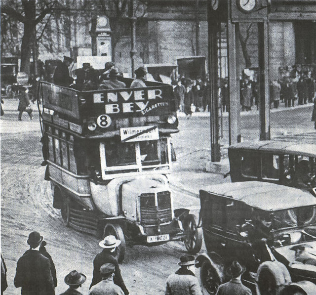 Almanya'da markalaştırılan Enver Paşa sigarasının otobüs üzerindeki reklamı.